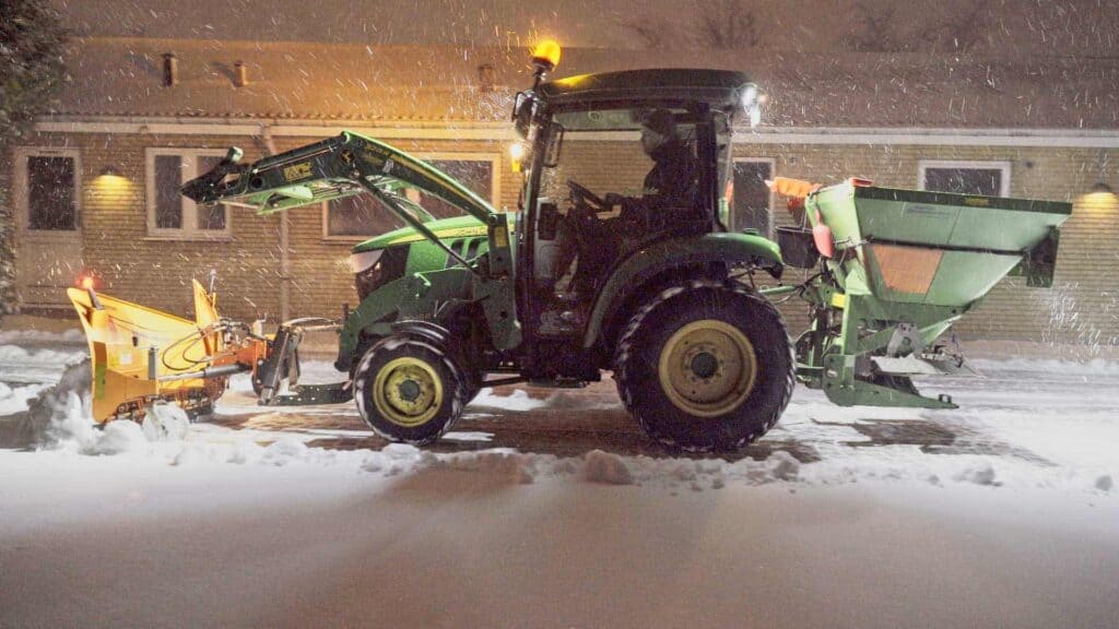 Sne-rydning udført af traktor.